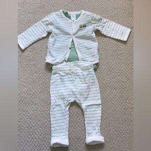 Carters 6 mo unisex baby 3 piece set, onesie, sweater and pants.